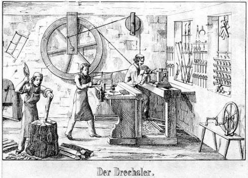sw-Zeichnung: drei Arbeiter in einer Drechslerwerkstatt