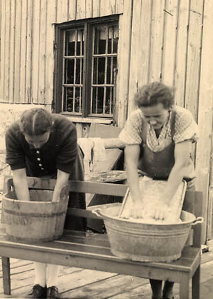 sw-Foto: zwei Frauen beim Hand-Waschen der Wäsche