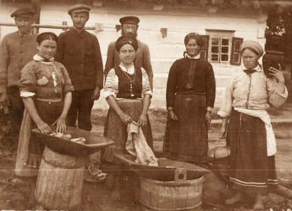 altes Foto: Waschfrauen an ihren Waschtrögen