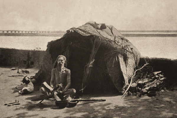 sw Foto: meditierender Hindu vor Lumpenhütte am Flußufer - 1905