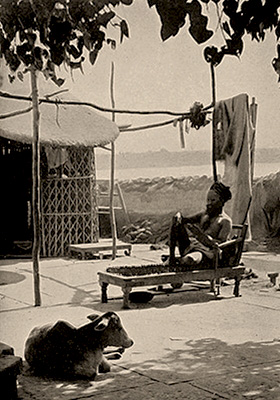 sw Foto: Inder mit Turban sitzt auf Nagelbett
