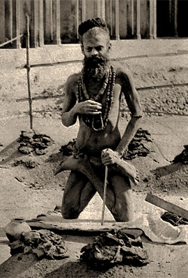 sw Foto: Mann steht auf Knien mit vorn noch oben überkreuzten Beinen