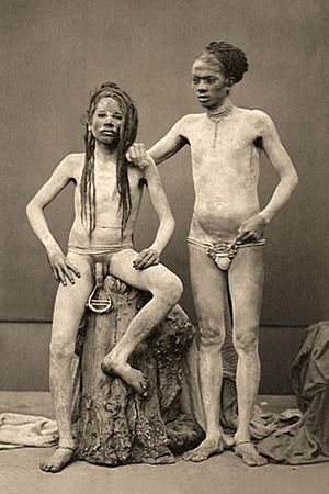 sw Foto: zwei nackte Fakire mit Genitalklemmen