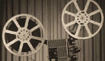 sw Foto: alter Projektor mit großen Filmspulen