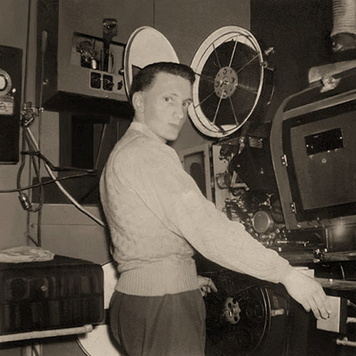sw Foto: Filmvorführer während Filmveranstaltung im Vorführraum - 1945