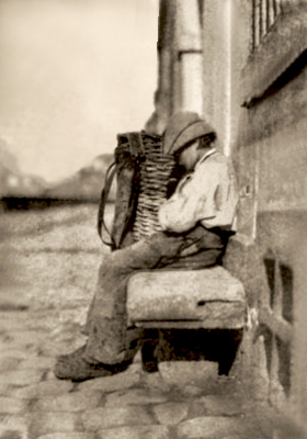 sehr frühes sw Foto: Lumpenjunge sitzt eingeschlafen auf Steinbank neben seinem Rückenkorb - 1850