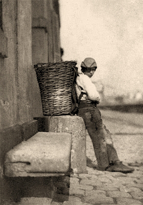 sehr frühes sw Foto: Lumpenjunge ruht sich an Steinblock gelehnt aus - 1851