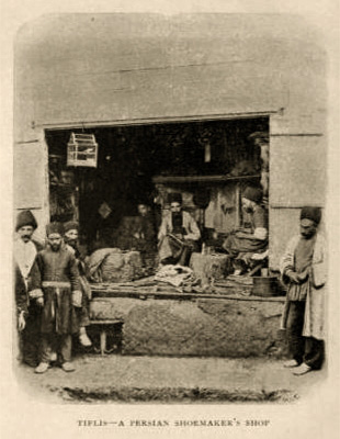sw Foto: Laden mit großem offenen Verkaufsfenster zur Straße - 1905