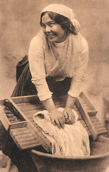 Foto: freudiges Waschmädchen mit Wäsche am Waschbrett