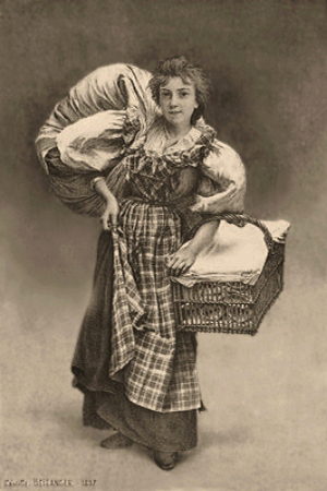 sw Foto: junge Frau mit Wäschekorb am Arm und großem Wäscheballen über Schulter