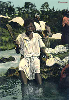 koloriertes Foto: Wäscherinnen am Fluss mit Wäscheklopfer
