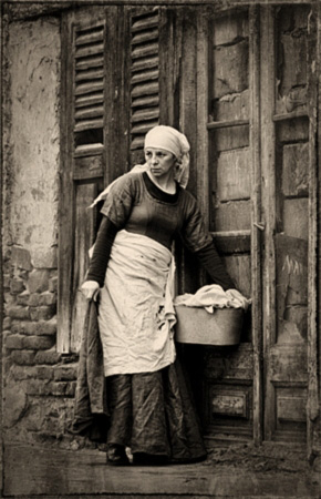 Waschfrau mit Wäschekorb