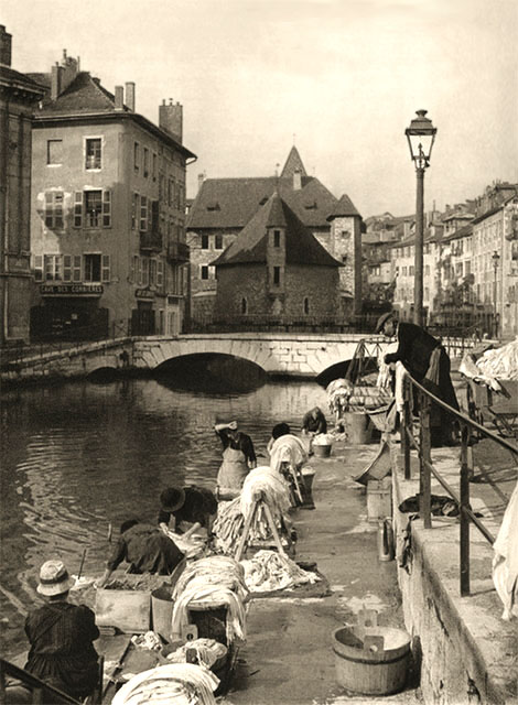 sw Foto: Wäscherinnen am städtischen Kanal