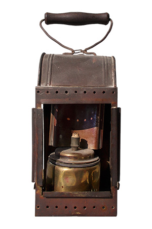 Farbfoto: Karbidlampe mit Holzgriffbügel