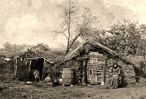 sw Foto: kleine mit Grassoden abgedichtete Wohn- und Stallhütte