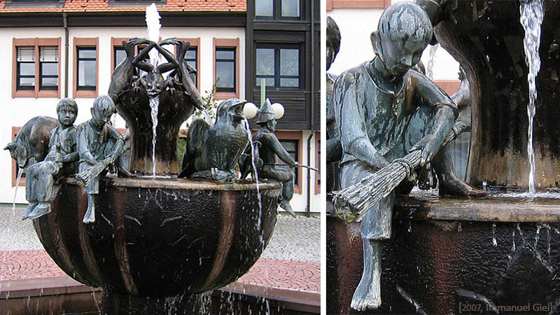 Bronzebrunnen mit Figuren- Detail: sitzender Besenbinderjunge mit Besen