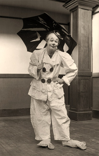 sw Foto: Clown mit riesiegen Filzfüßen und kaputten Regenschirm