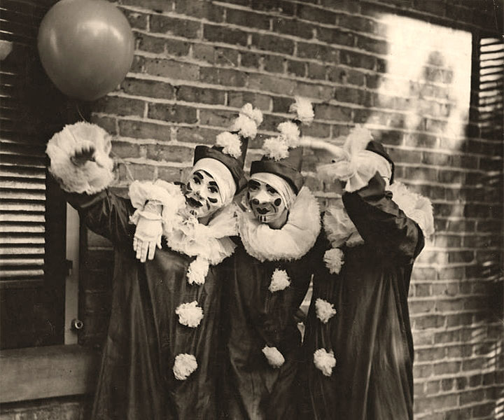 sw Foto: drei gleich gekleideten Straßenclowns spielen mit einem Luftballon - 1936