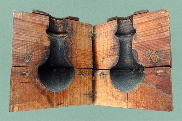 Farbfoto: antike geöffnete Holzform