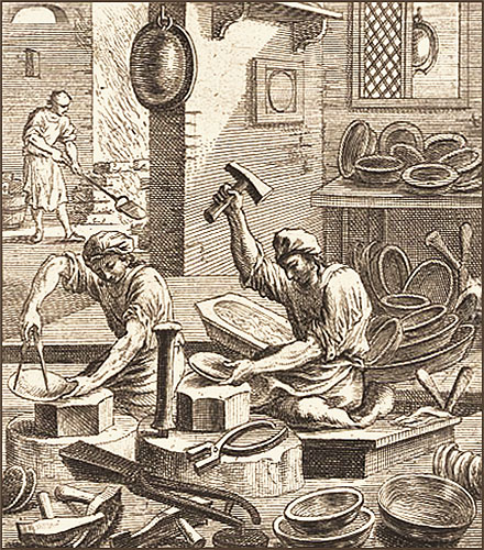 Kupferstich: zwei sitzend arbeitende Kesselschmede inmitten schon fertiger Produkte, im Hintergrund erwärmt einer Blech - 1698