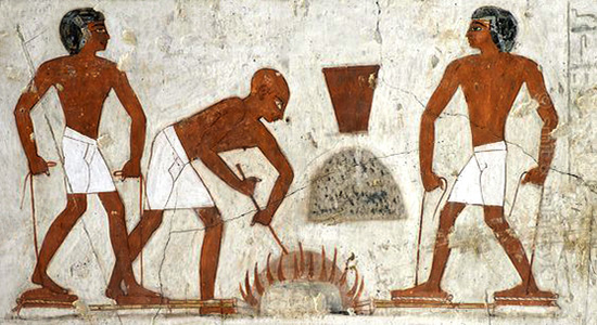 Wandmalerei: zwei Männer betätigen kleine Fußblasebälge, mittig arbeitet einer am Schmelzfeuer