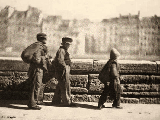 sw-Foto: 3 junge Lumpensammler im Gänsemarsch - 1852
