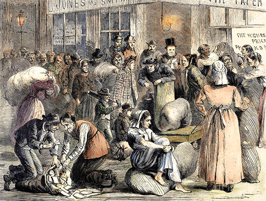 kolorierter Holzstich: viele Männer und Frauen warten auf das Wiegen ihrer Lumpenbündel - 1868, NY