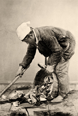 sw-Foto: Lumpenmann sammelt Zeug von der Straße in Korb - 1869