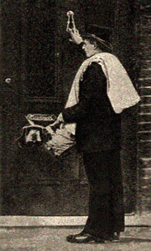 sw Foto: Bote mit Päckchen betätigt Türklopfer - 1877, England