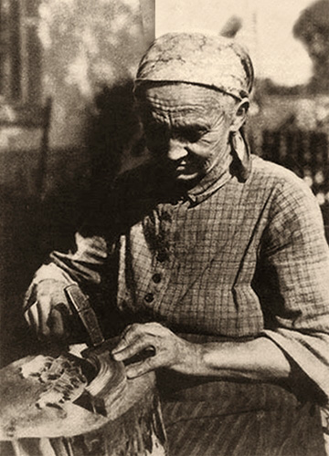 sw Foto: ältere Reifentiermacherin bei der Arbeit - frühes 20. Jh