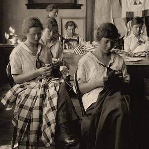 sw Foto: mehrere Frauen bei der Arbeit in Änderungsatelier - 1917