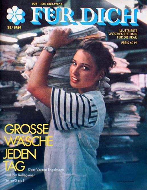 Cover Illustrierte: Frau trägt Wäschestapel auf ihrer Schulter