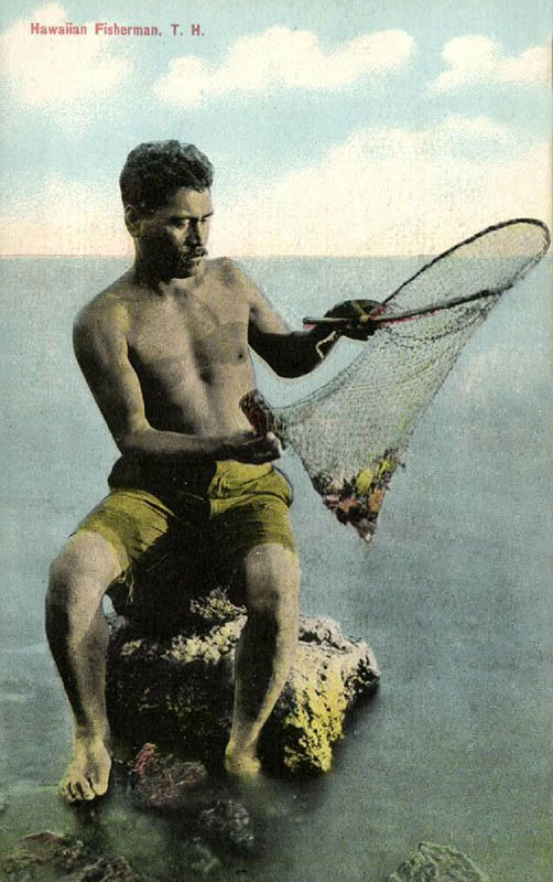 kolorierte Postkarte: Mann sitzt in kurzer Hose auf Stein mit Netz in der Hand