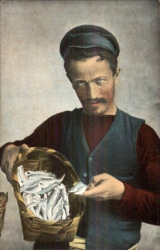 Mann zeigt seinen Fischfang im Korb