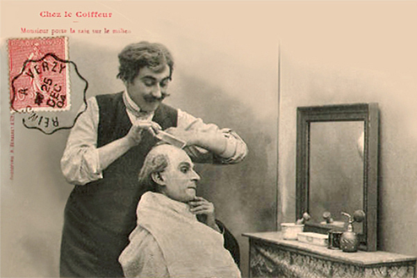 sw Postkarte: lustiger Coiffeur mit Zwirbelbart kämmt Kunden das spärliche Haar - 1904