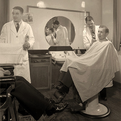 sw Foto: Kunden erhalten einen Haarschnitt im Flughafen Herrensalon - 1944