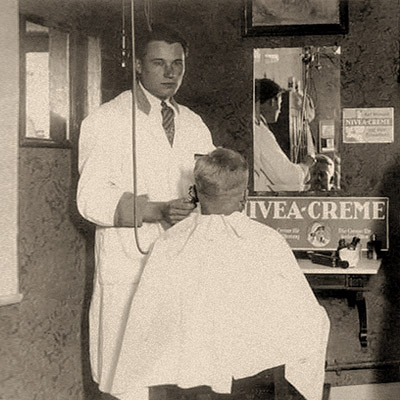 sw Foto: Herr wird mit elektrischem Haarschneider bearbeitet - 1949