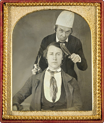 sw Daguerreotype in Goldrahmen: Barber mit Schere und Bürste hinter Kunde stehend