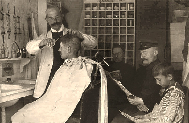 sw Postkarte: einem Herr wird das Haar kurz geschnitten, weitere Kunden warten Zeitung lesend - 1915