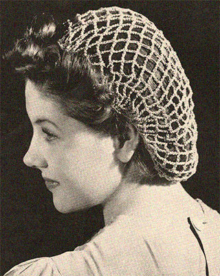 sw Foto: Frauenportrait mit gehäkeltem Haarnetz