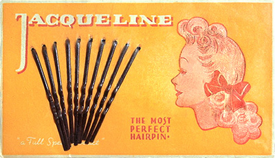 farbig bedrucktes Pappkärtchen mit Haarklemmen - 1940