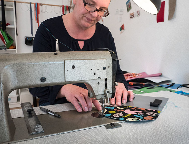 Kerstin Janssen arbeitet an der Nähmaschine