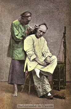 kolorierte Postkarte: Friseurbehandlung in China