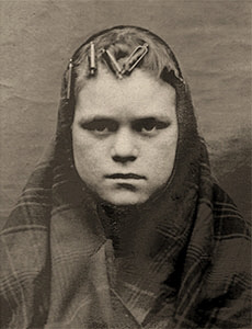 sw Foto: Frau mit Aluminiumwicklern und Kopftuch - 1903
