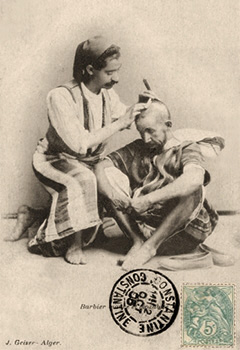 sw-Postkarte: Barbier bei der Kopfrasur eines Mozabiten
