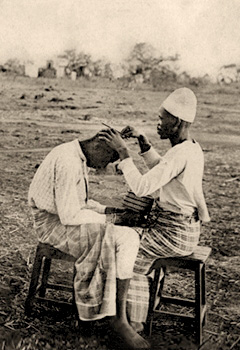 sw Postkarte: Afrikanischer Friseur bei der Arbeit im Freien - 1906, Madagaskar