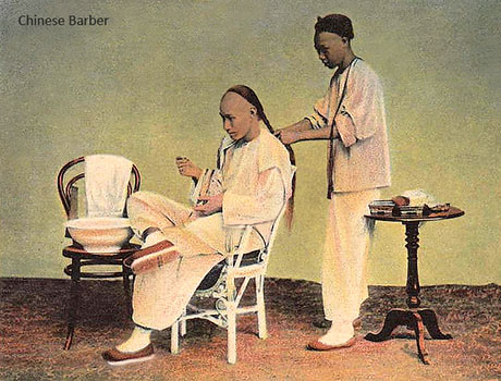 kolorierte Postkarte: Chinese lässt sich Nackenzopf flechten - 1910