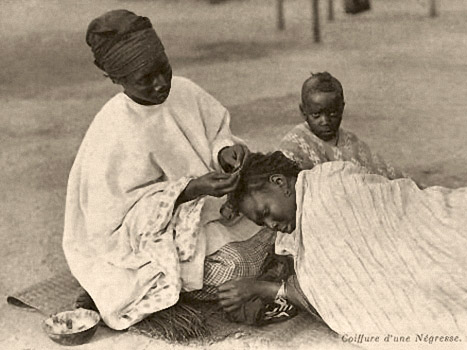 sw Postkarte: Afrikanische Frau knüpft einer anderen eine Zopffrisur - 1914, Afrika