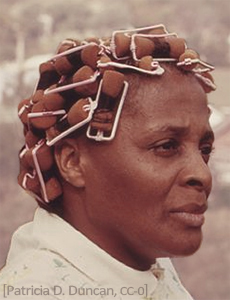 Farbfoto: dunkelhäutige Frau mit Schaumstoffwicklern - 1974, USA