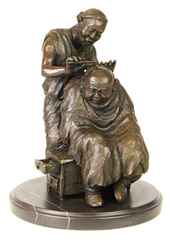 kleine Skulptur: lustiger, auf Schubladenschemel sitzender Chinese lässt sich den Kopf rasieren